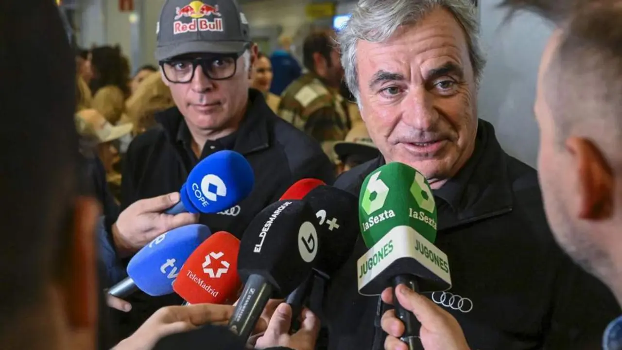 Carlos Sainz junto a su copiloto Lucas Cruz. - EFE/ V&iacute;ctor Lerena