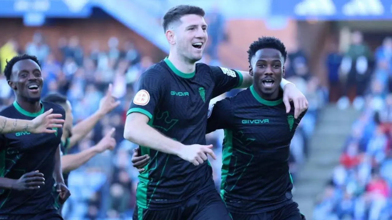 Toril y Adilson celebran el gol del C&oacute;rdoba.  - C&Oacute;RDOBA CF