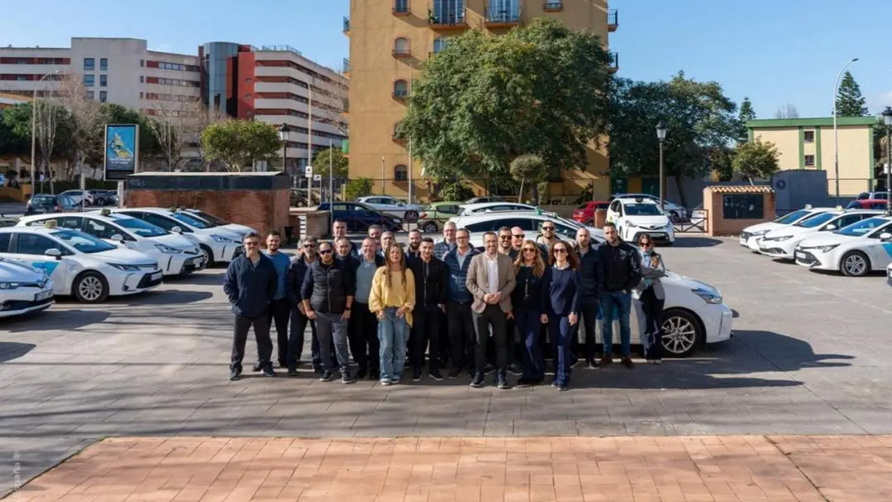 Taxis h&iacute;bridos en La L&iacute;nea. - AI