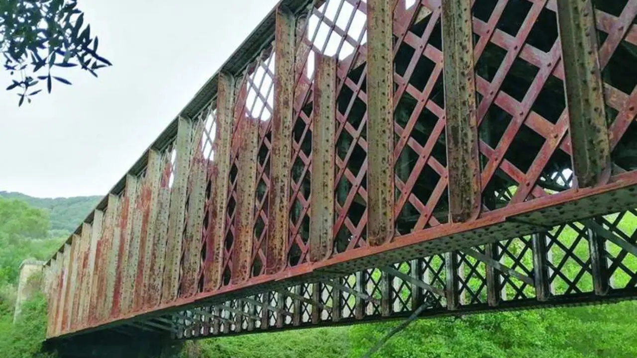 El hist&oacute;rico Puente de Hierro sobre el r&iacute;o Palmones en Los Barrios.  - Junta de Andaluc&iacute;a