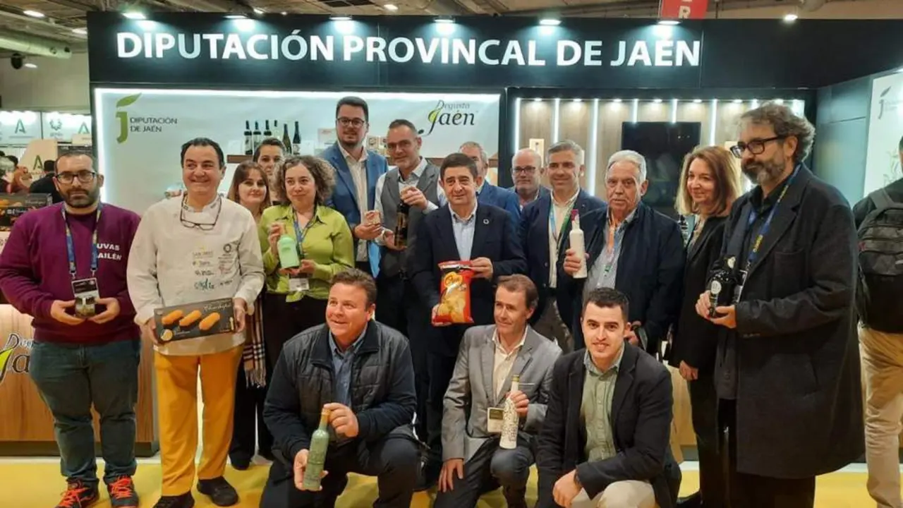 Foto de familia con empresas jiennenses.  - Diputaci&oacute;n de Ja&eacute;n