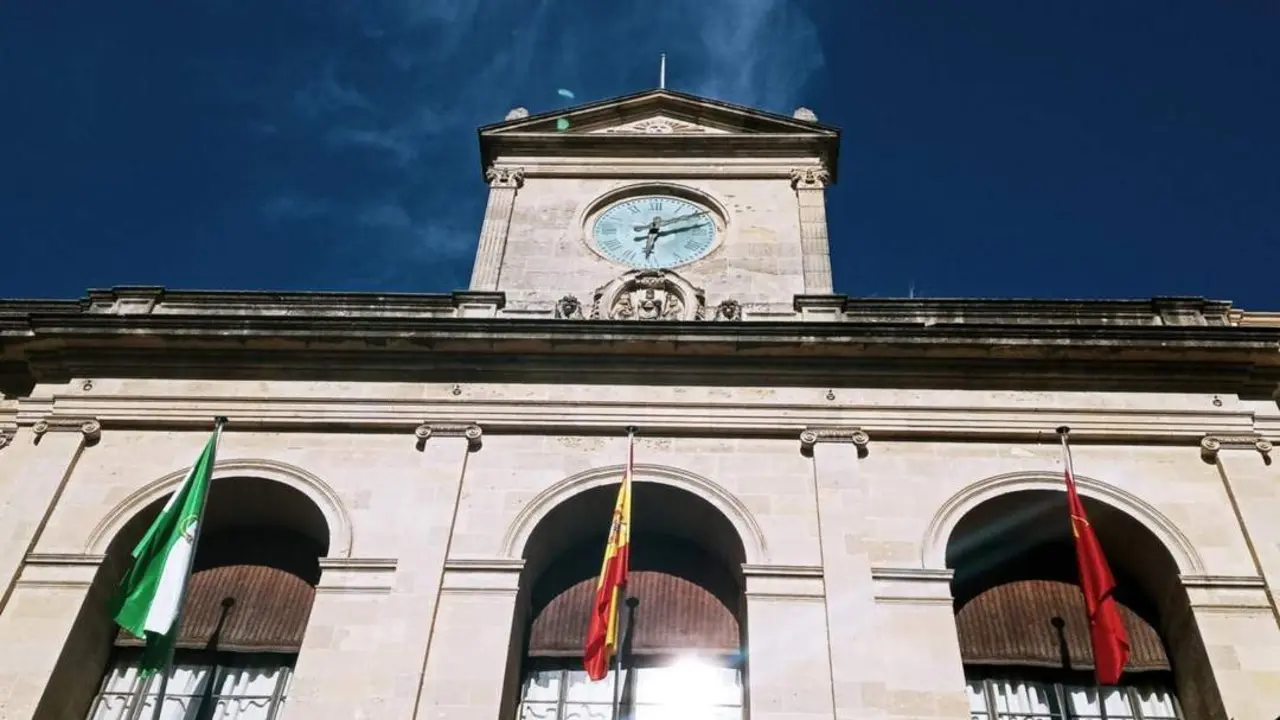 Fachada principal del Ayuntamiento hispalense. - EP