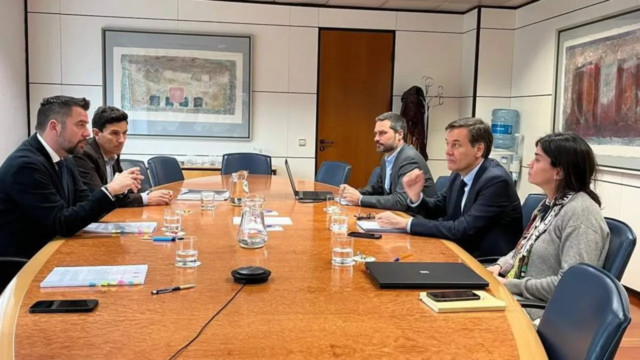 Fran Gonz&aacute;lez, con el presidente de Sepides. - VIVA