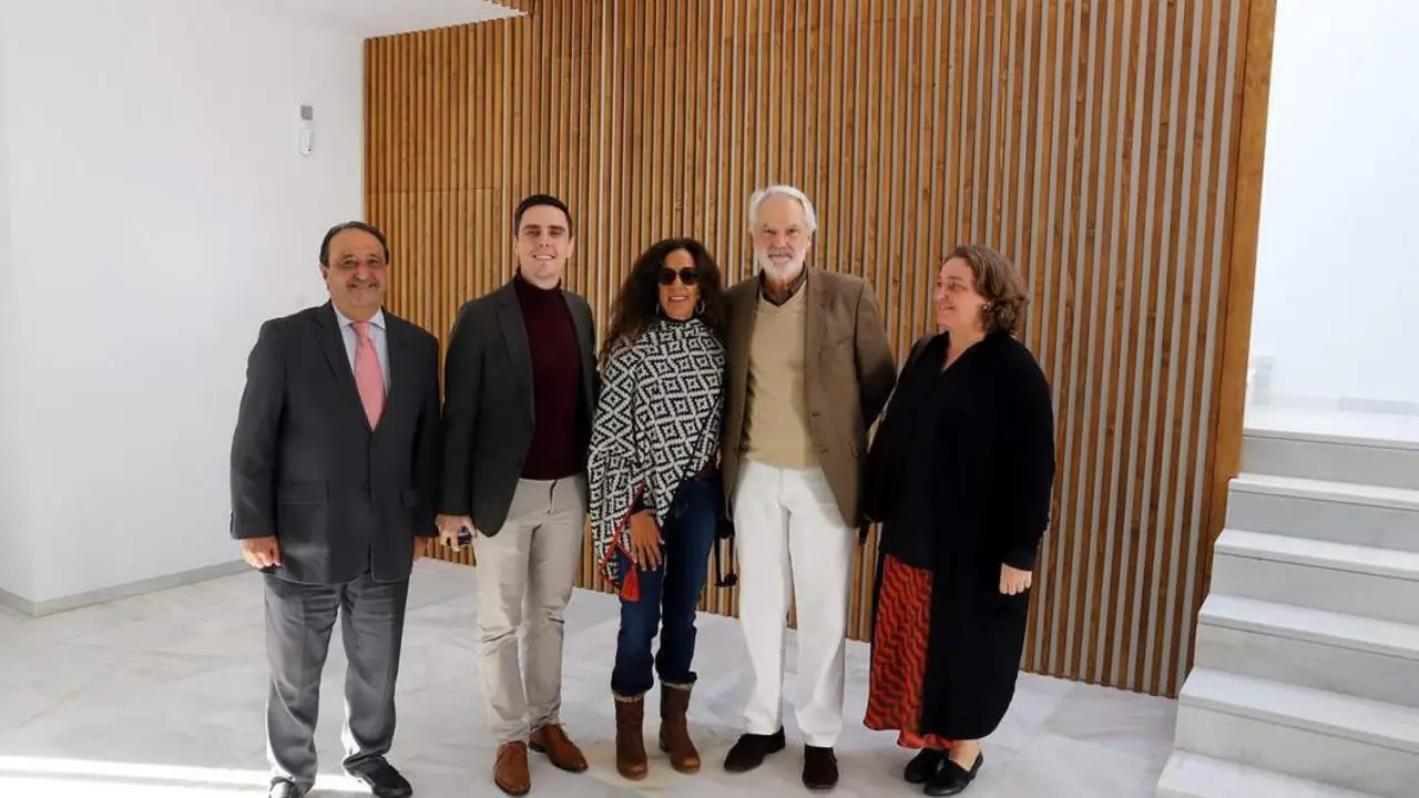 Rosario Flores con los delegados municipales en la visita.  - Viva