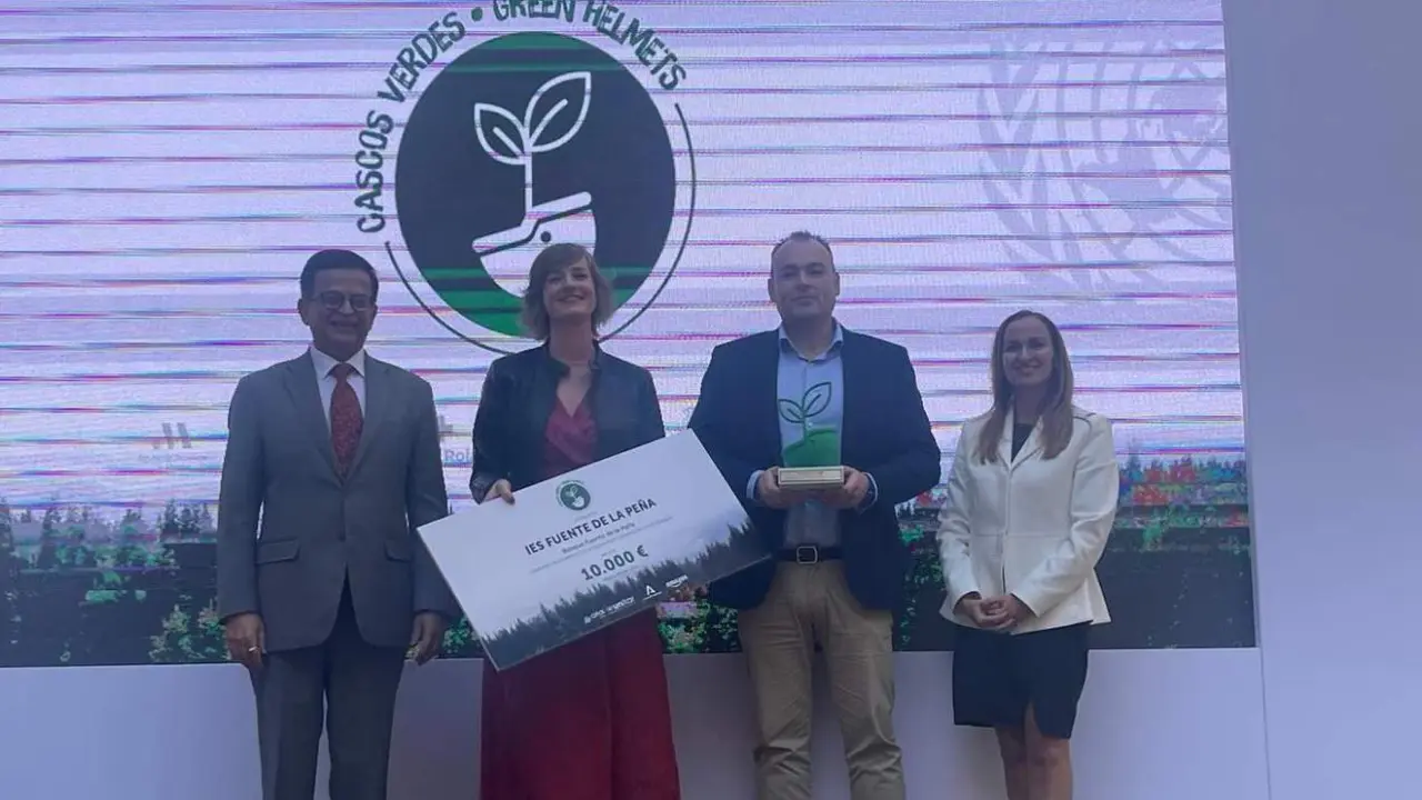 Miembros del Fuente de la Pe&ntilde;a recogen el premio.  - IES Fuente de la Pe&ntilde;a