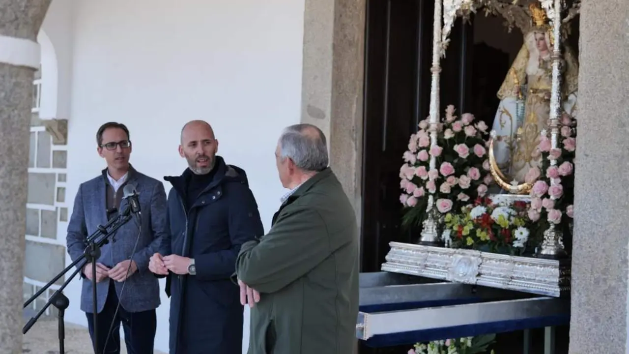 Eduardo Lucena  junto a una de las v&iacute;rgenes. - JUNTA DE ANDALUC&Iacute;A