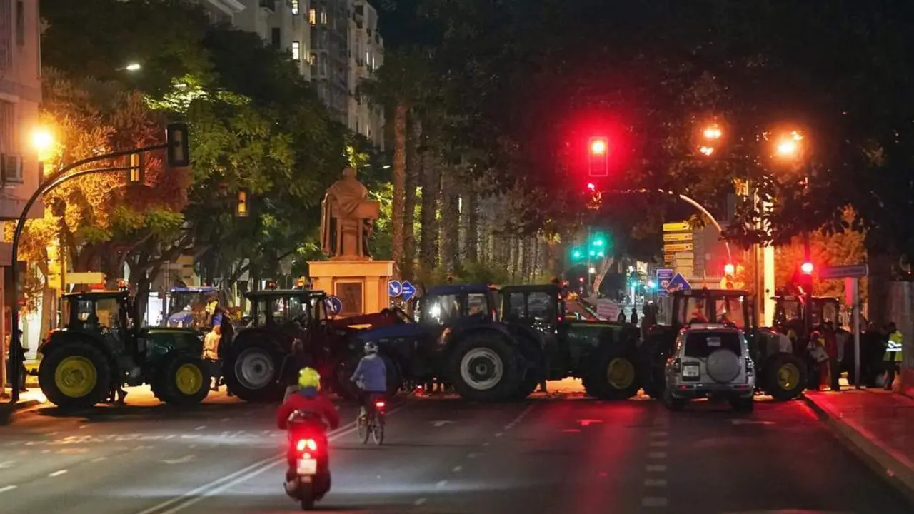 Cortes en el acceso al puerto de M&aacute;laga. - EP