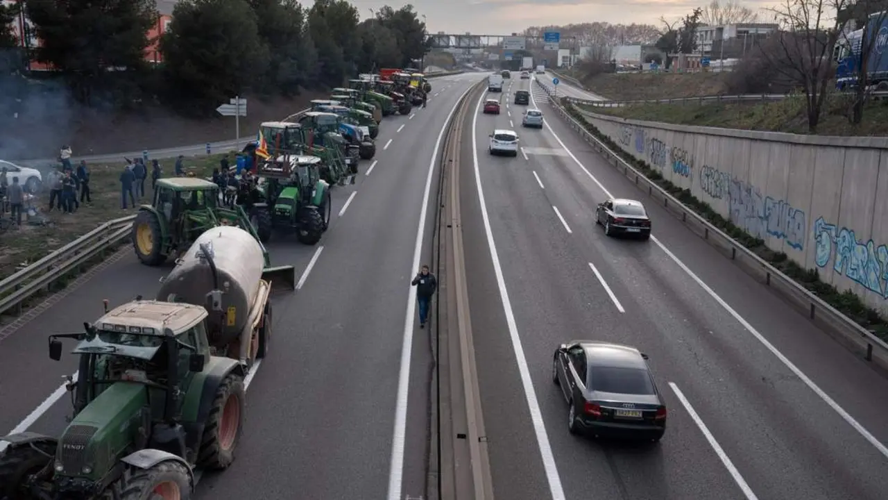 Los tractores bloquean las carreteras. - Europa Press
