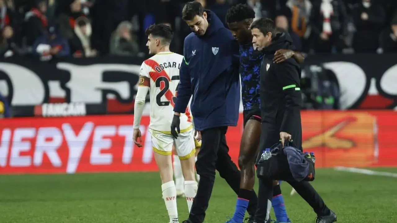 Agoum&eacute; se retira lesionado. - efe