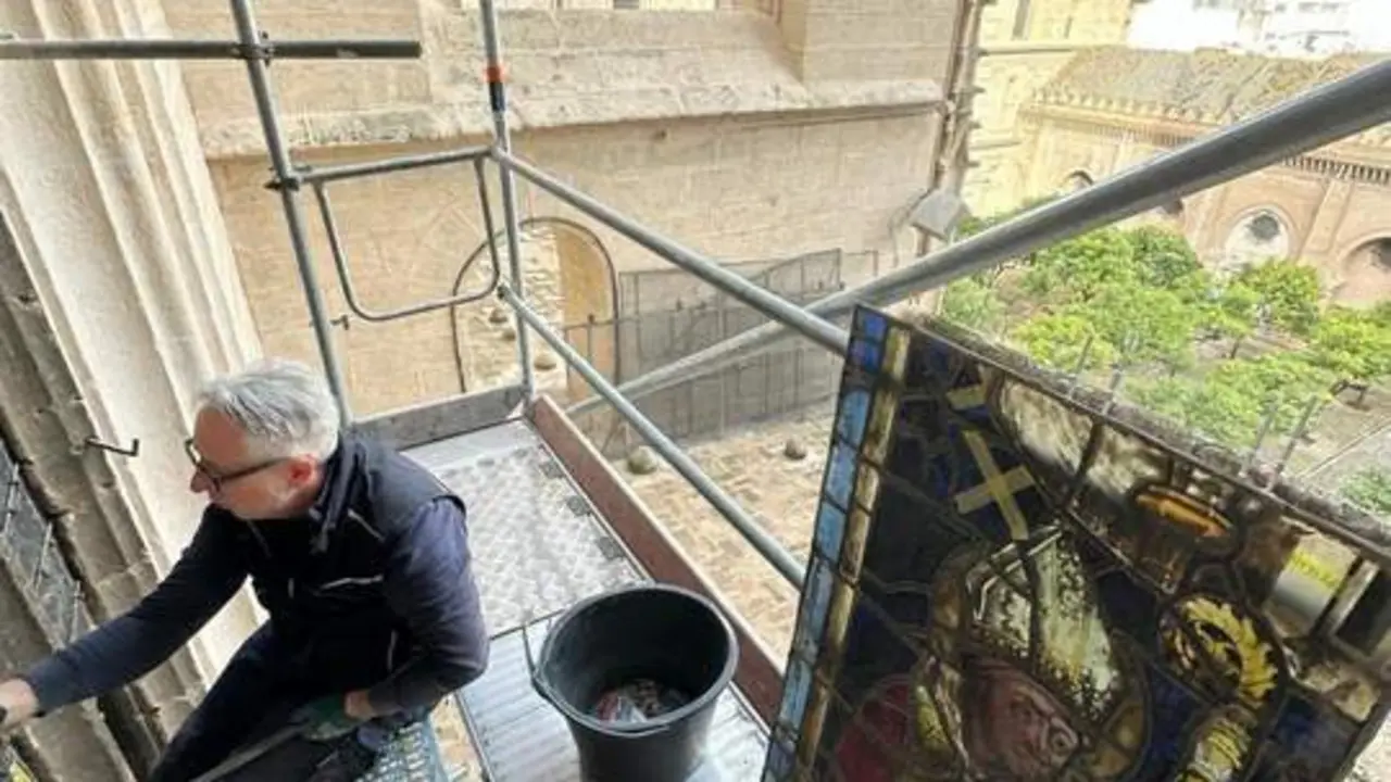 Labores de restauraci&oacute;n en las vidrieras del templo catedralicio. - CATEDRAL DE SEVILLA