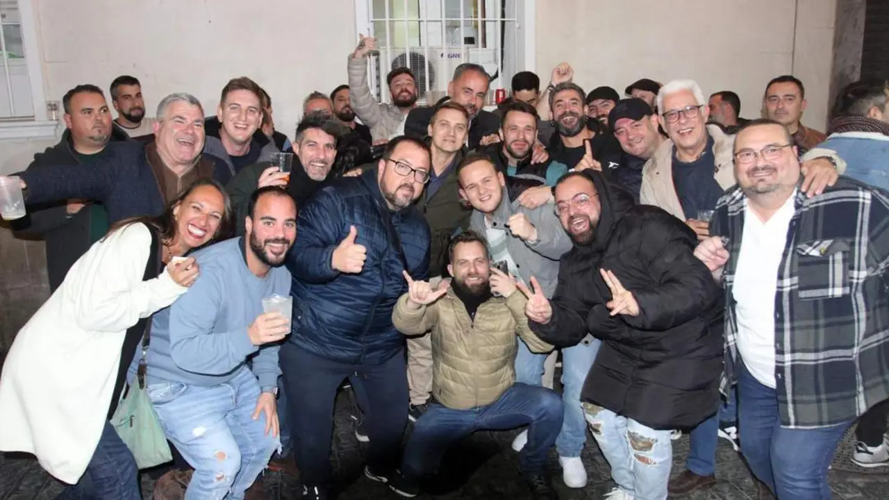 El coro de Julio Pardo celebra su pase a la Gran Final del COAC 2024. - &Aacute;lvaro Geneiro