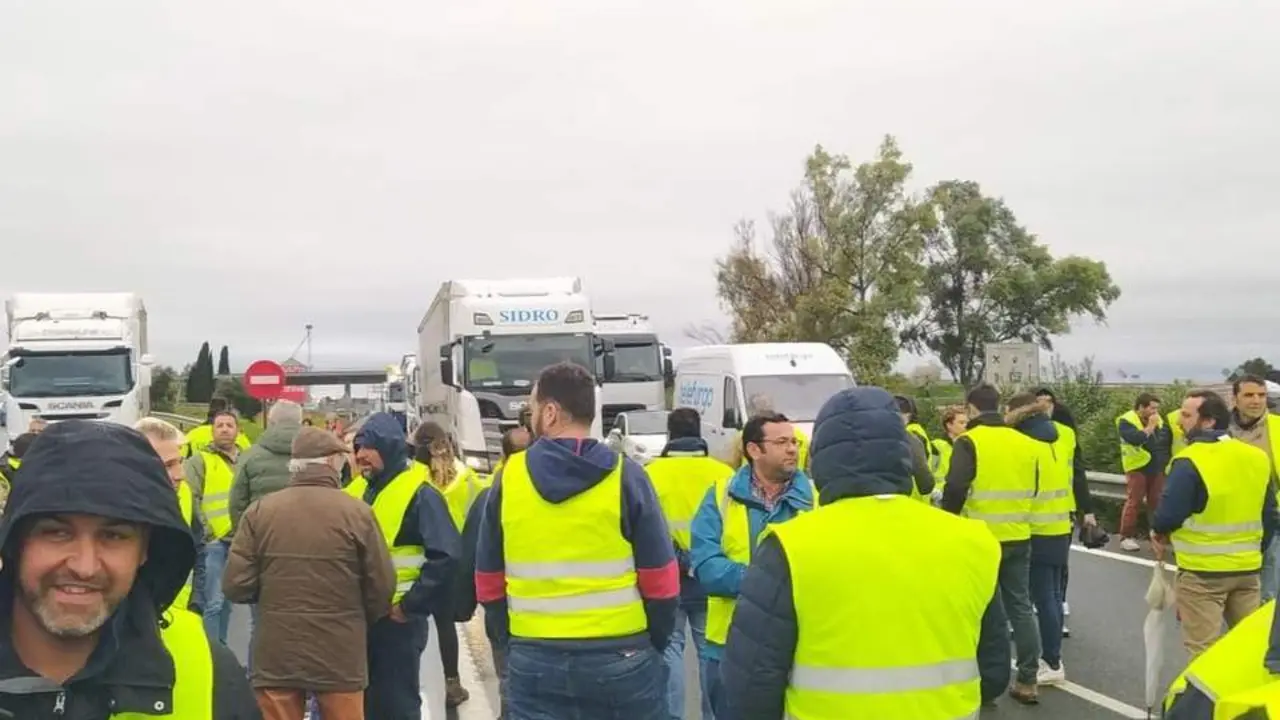 Agricultores cortando la carretera en La Carlota. - AGRICULTORES