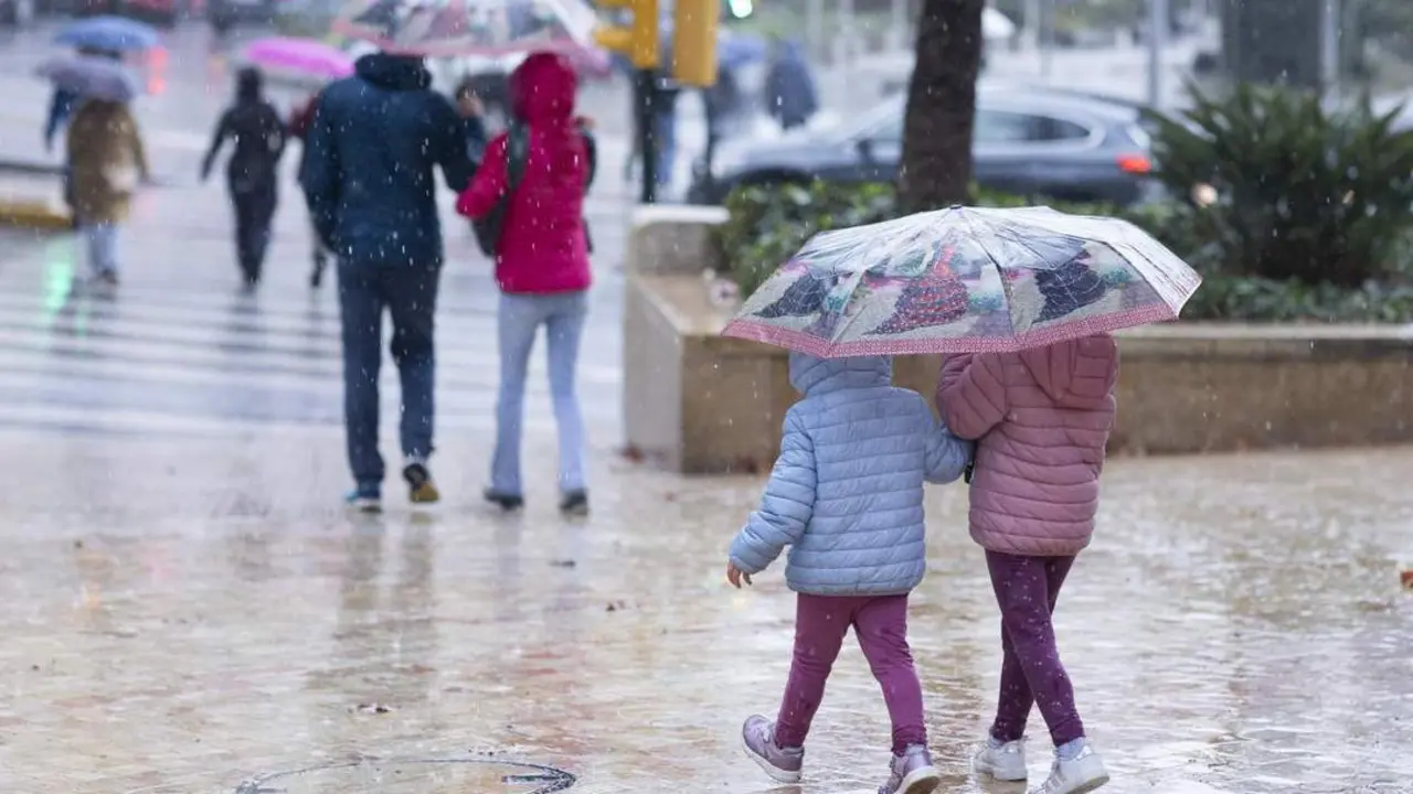 Lluvia en a capital malague&ntilde;a. - EFE/Carlos D&iacute;az