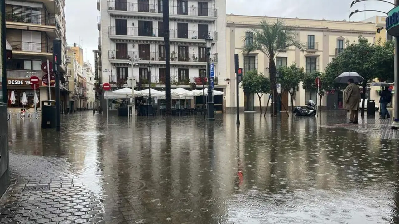 Imagen de la calle San Pablo el viernes en Sevilla. - Efe