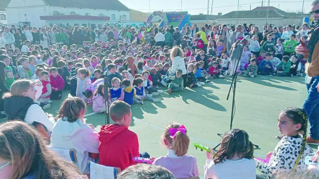 Los alumnos del CEIP Maestra Caridad Ruiz durante el acto              - Ra&uacute;l J. Bustillos