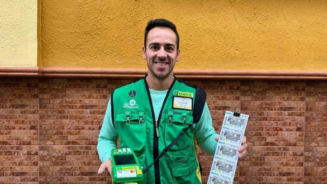 Valent&iacute;n Ram&iacute;rez, el vendedor del 'SUELDAZO' en Lucena. - ONCE