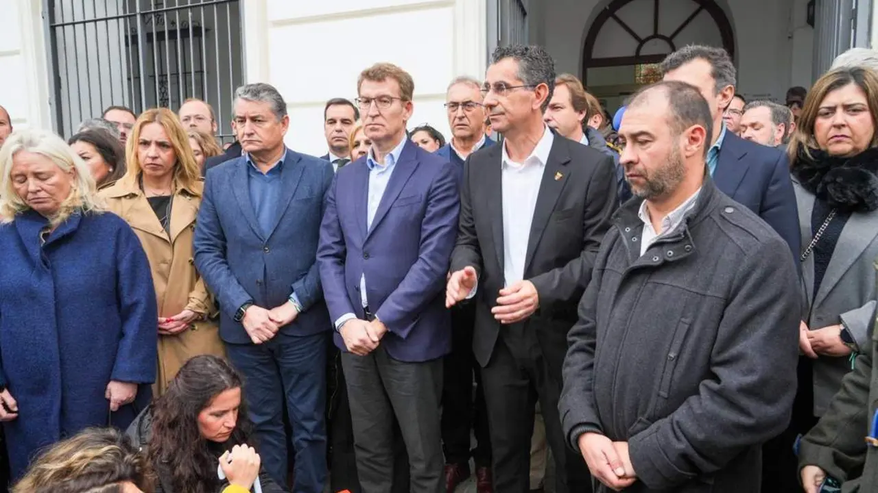 Nu&ntilde;ez Feijoo asiste al minuto de silencio. - Europa Press