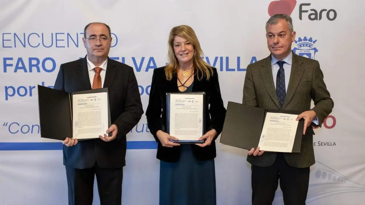 Los tres alcaldes tras la firma del manifiesto. - VH