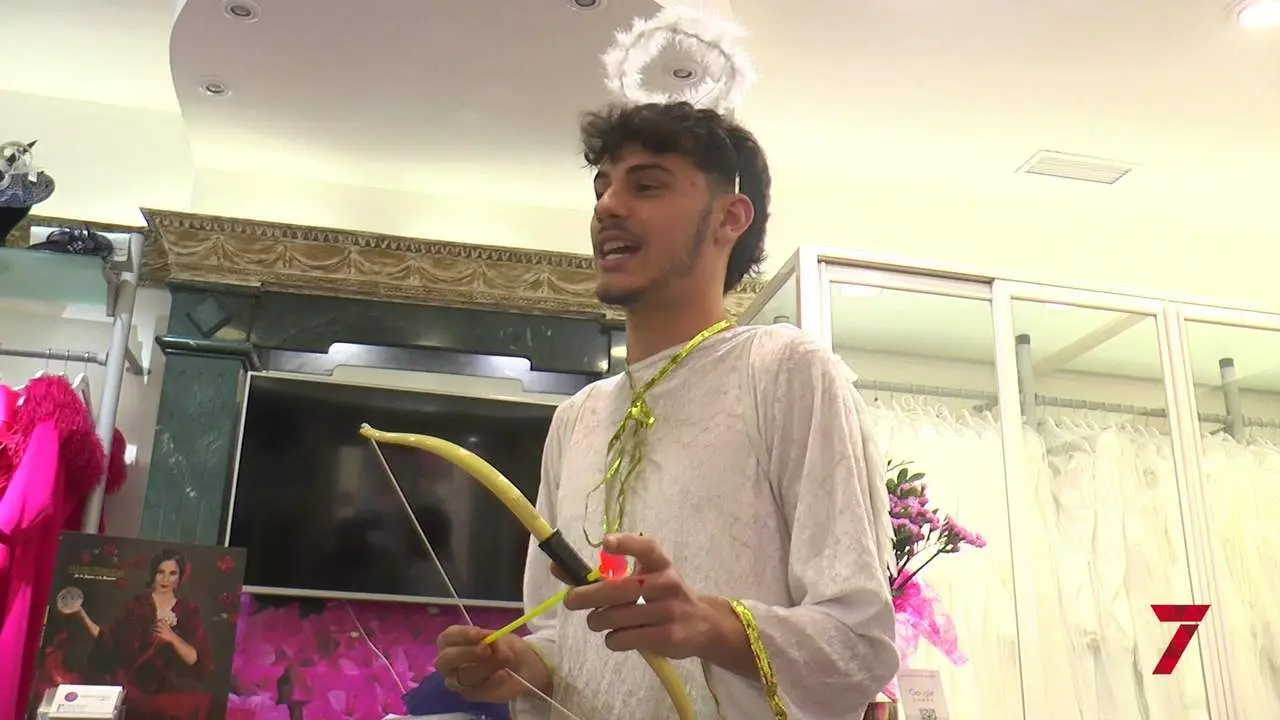 Cupido ha repartido por sorpresa flores en el centro de M&aacute;laga