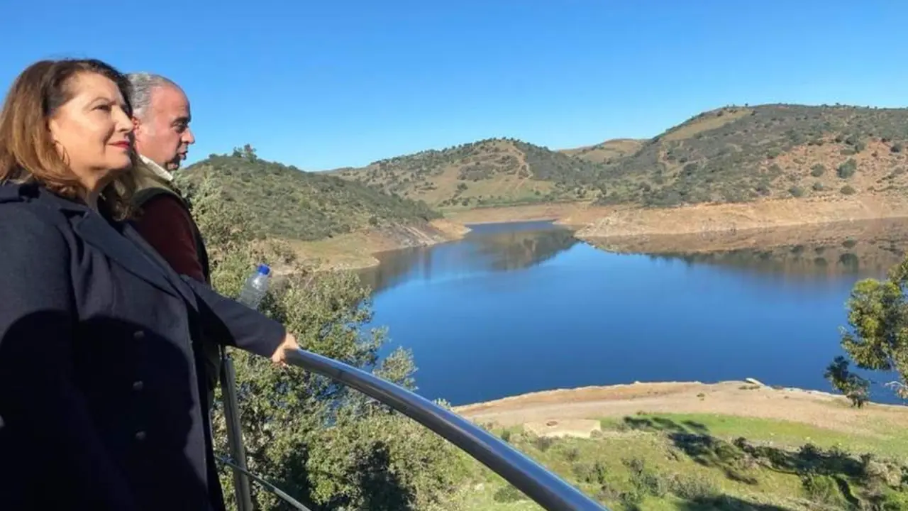Crespo, ha colocado este mi&eacute;rcoles la primera piedra de las obras - J.A.