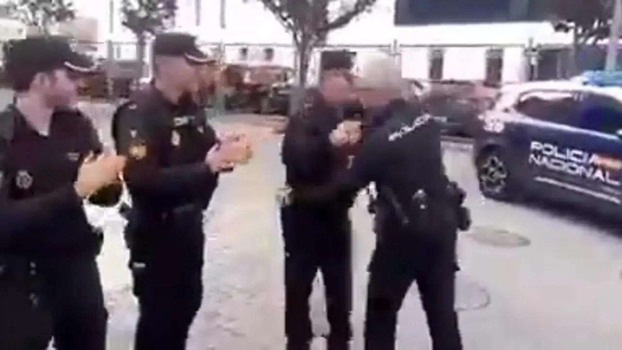 As&iacute; ha sido la despedida a Diego, el polic&iacute;a nacional que se jubila en Jerez tras 43 a&ntilde;os