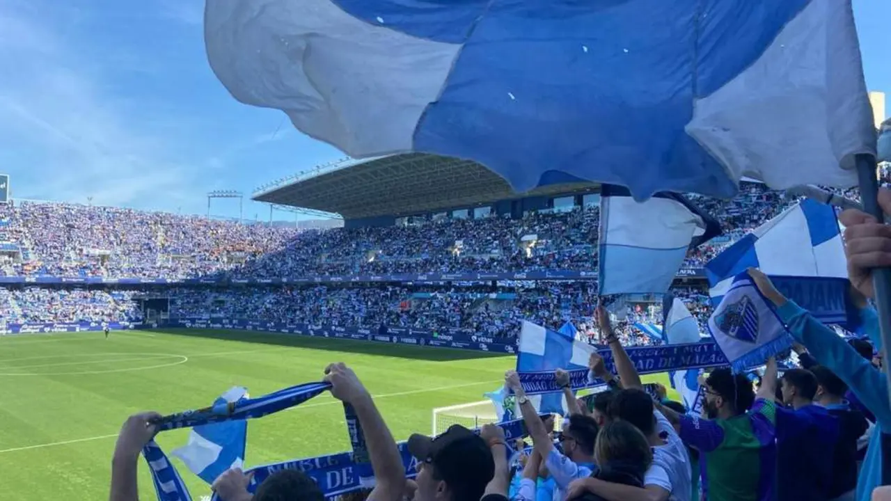 Hubo lleno en el M&aacute;laga-Recreativo de Huelva. - LOLA MORALES