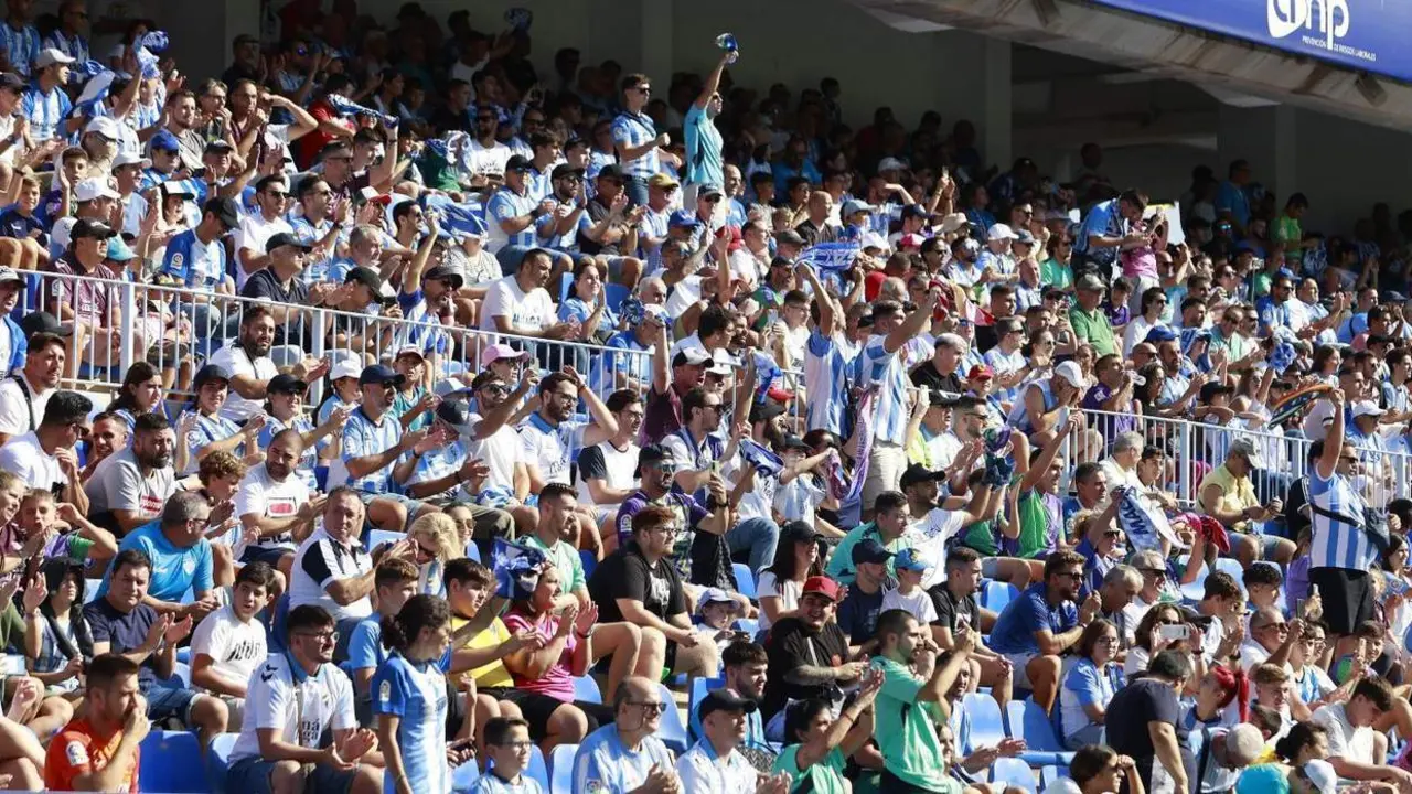 Aficionados del M&aacute;laga CF en La Rosaleda. - M&Aacute;LAGA CF