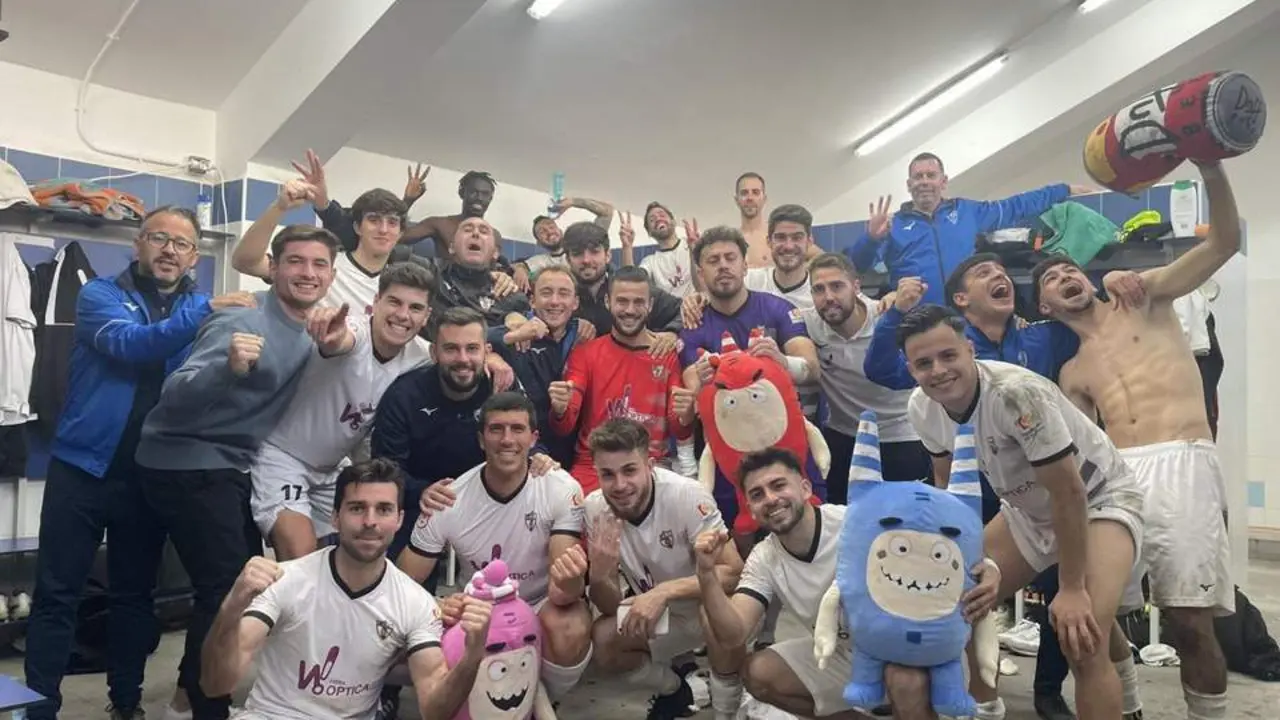 El Pozoblanco celebra su victoria ante el Gerena. - CD POZOBLANCO