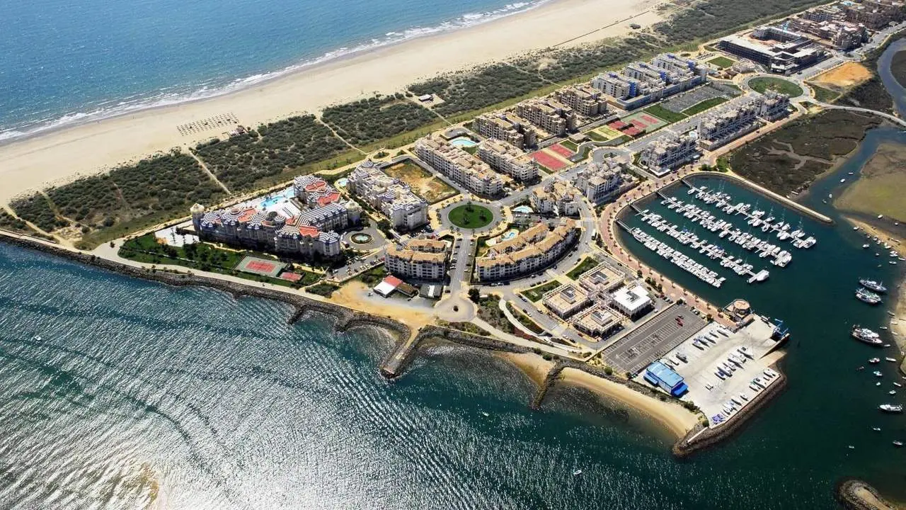 Vista a&eacute;rea de Marina Isla Canela. - AI