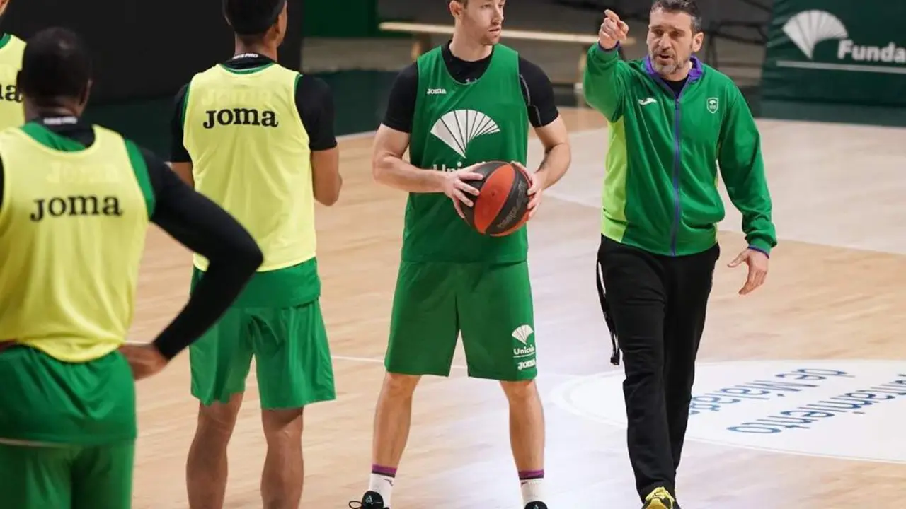 Ibon Navarro y Kalinoski, en el entrenamiento de Unicaja. - UNICAJA B. FOTOPRESS