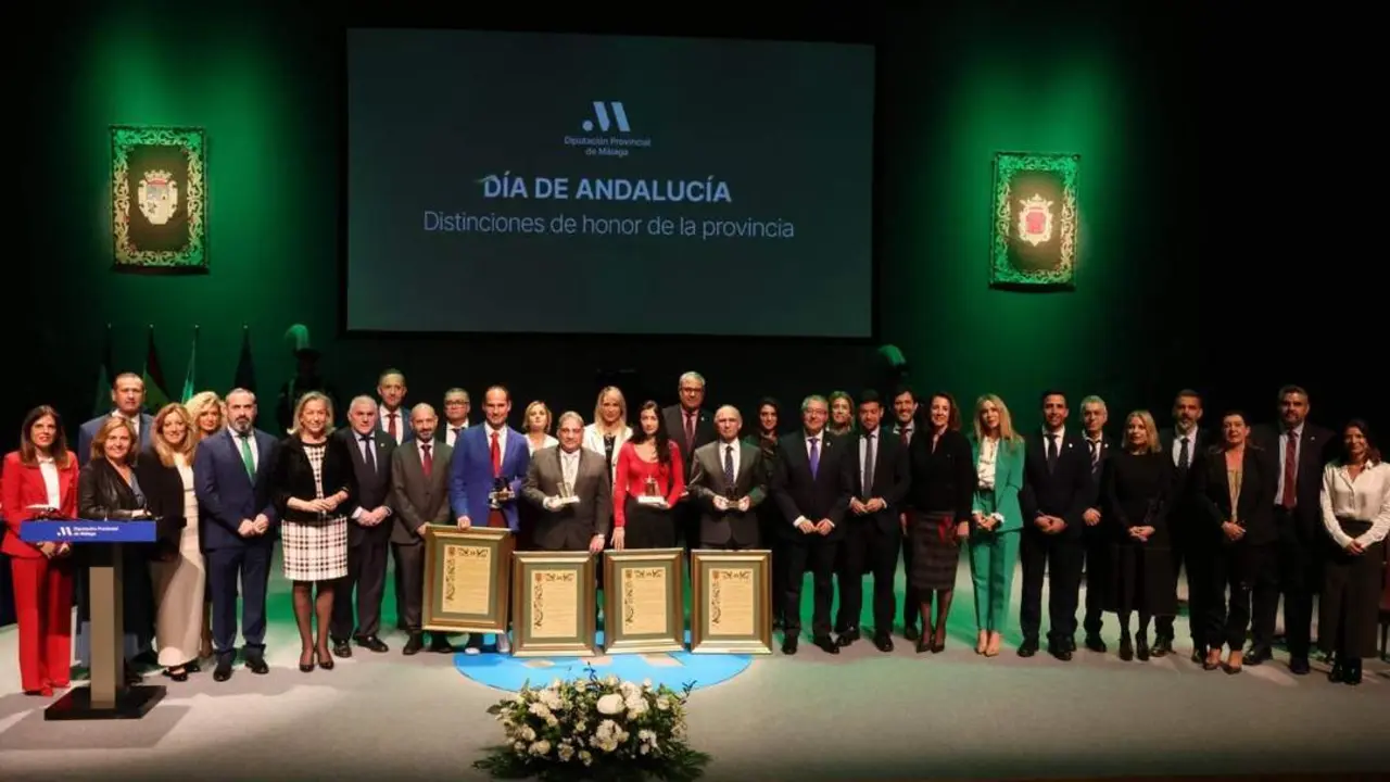 Foto de familia tras los premios. - Diputaci&oacute;n