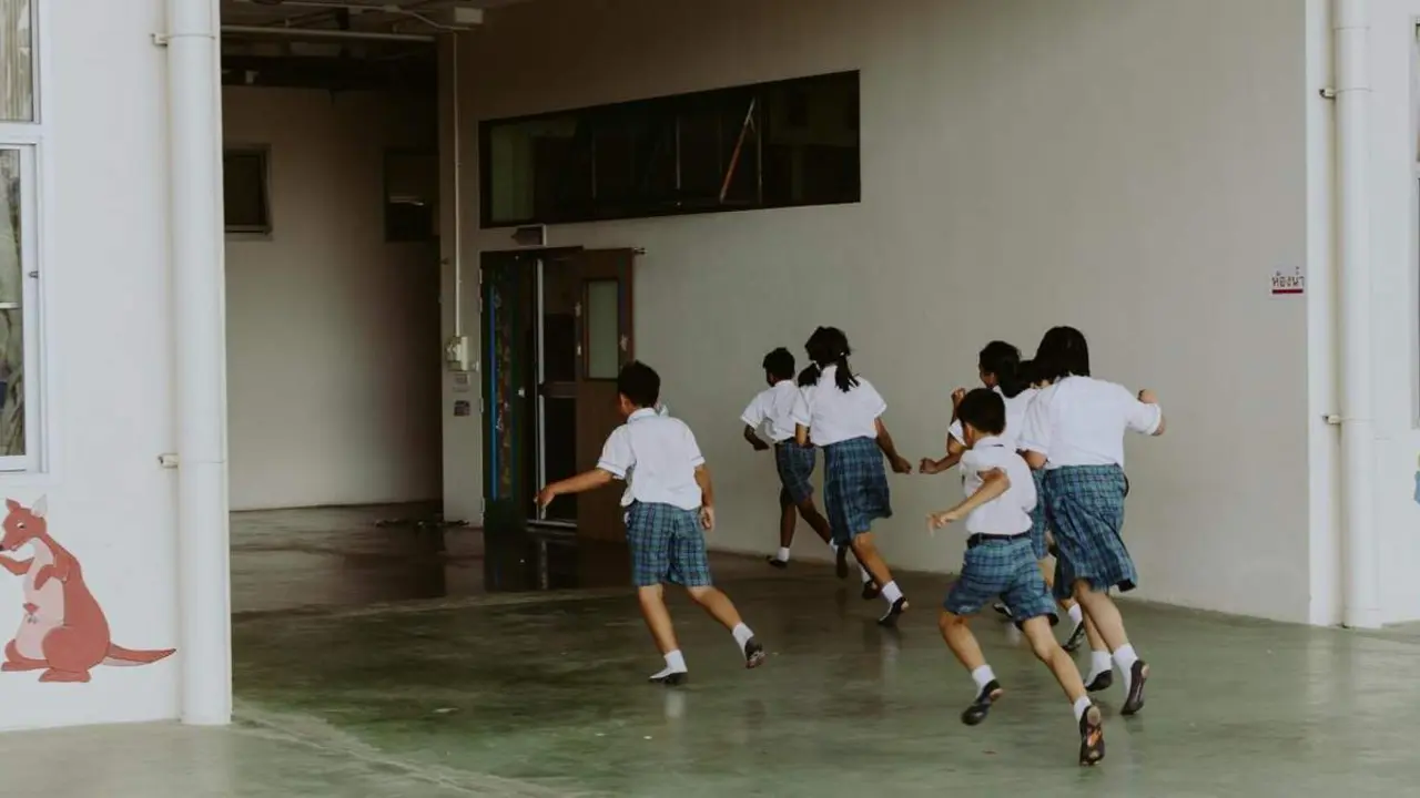 Ni&ntilde;os saliendo del colegio. - Foto de Ron Lach : https://www.pexels.com/es-es/foto/gente-colegio-jov