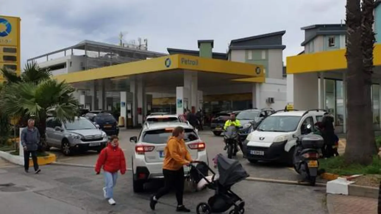 Colas de veh&iacute;culos para repostar en una gasolinera de Gibraltar. - AI