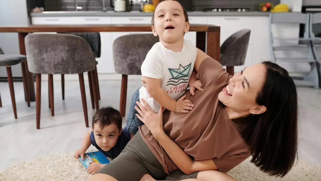 Una madre con sus hijos. - Pexels - Jep Gambardella