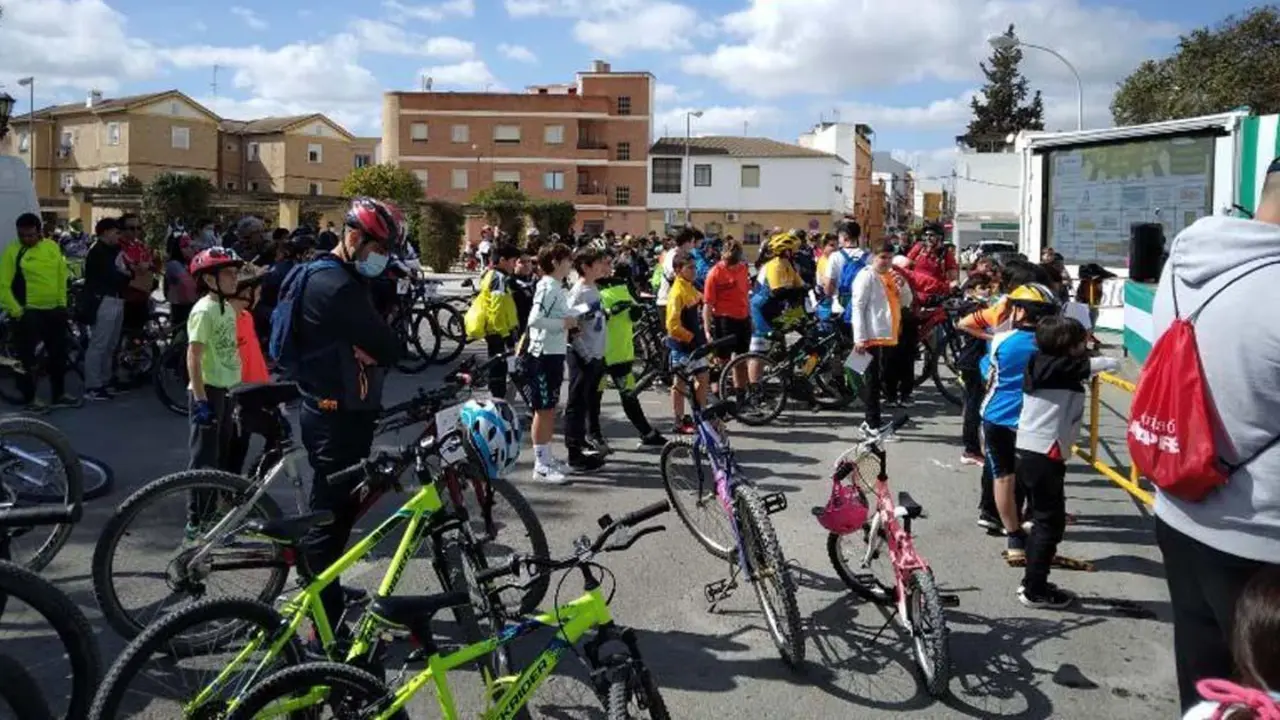 J&oacute;venes y mayores participan en el 28-F, D&iacute;a de la Bici.   - 