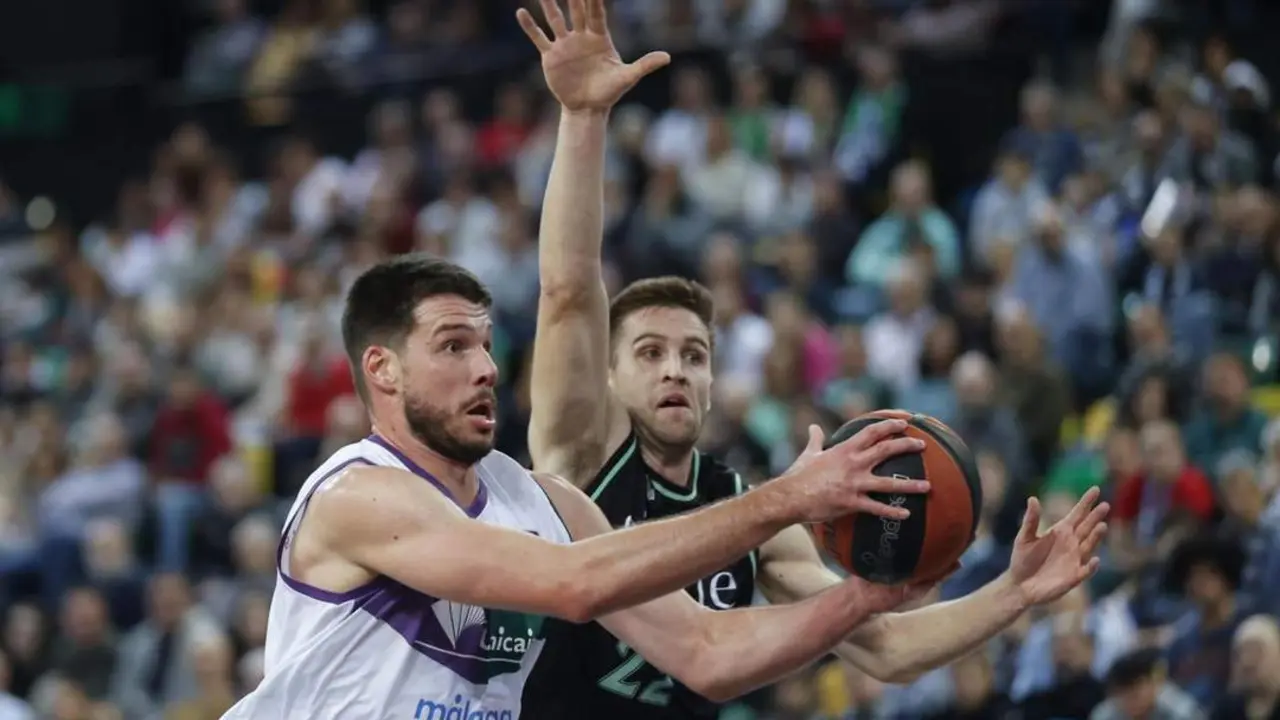 El alero de Unicaja M&aacute;laga Jonathan Barreiro. - EFE/ Luis Tejido