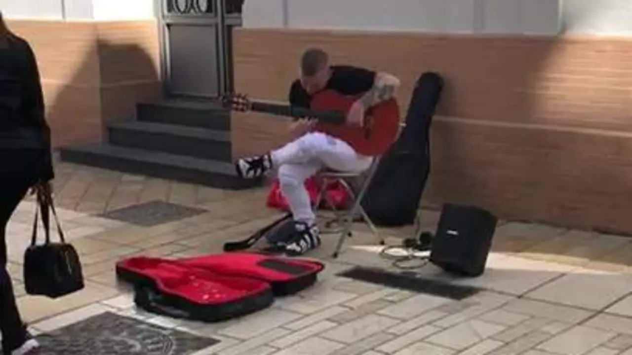 Daniel de Lourdes, un guitarrista que ha encandilado a los viandantes de Huelva