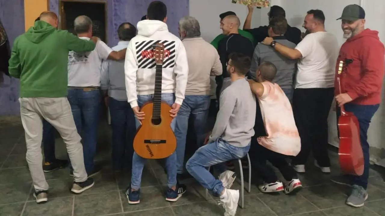 El grupo de carnavaleros, capitaneado por Manuel y Kisco Herrera, viene dispuesto a darlo todo este Carnaval. - Barriento