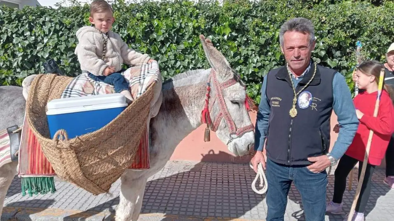 Gumersindo Reyes y un joven devoto de la Virgen Mar&iacute;a de La Algaida - Ra&uacute;l J. Bustillos