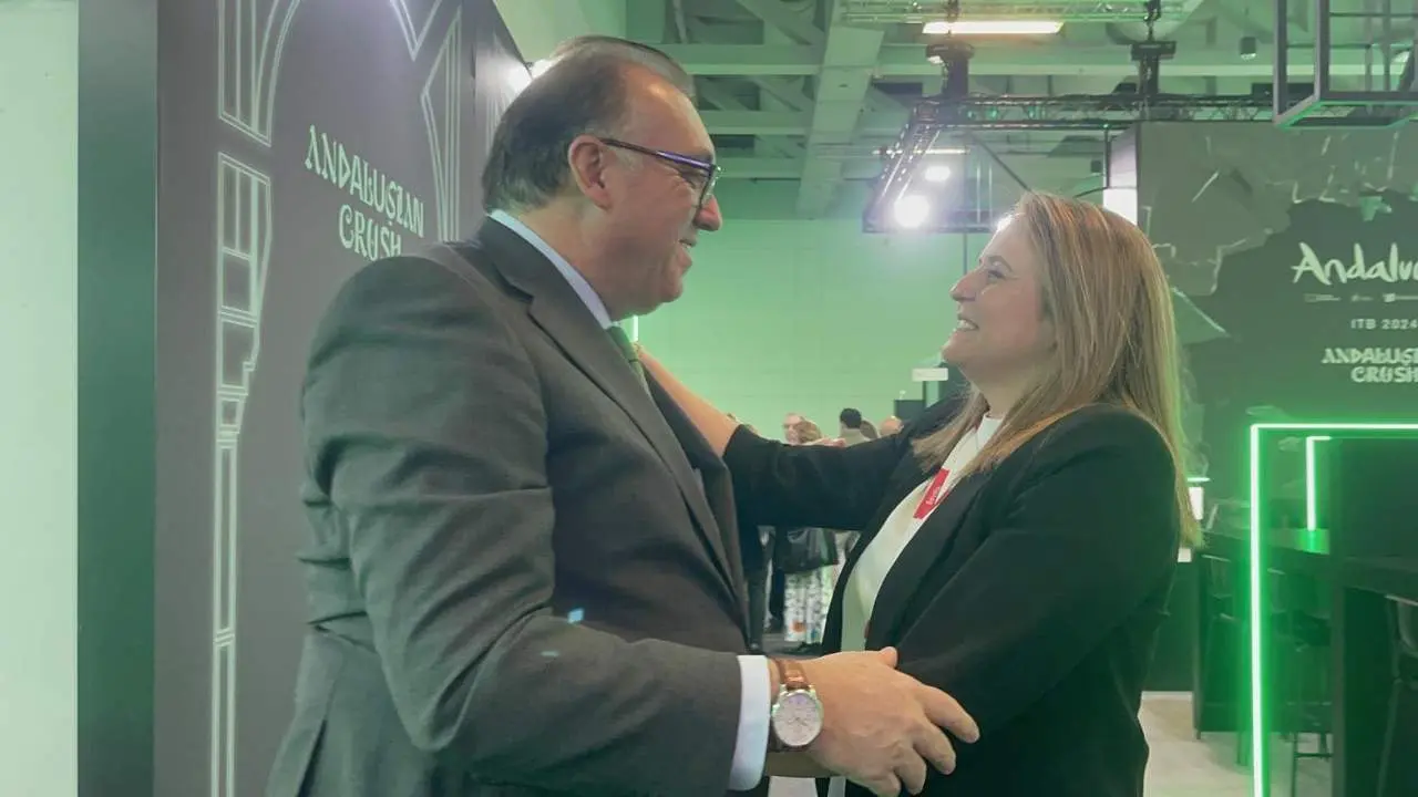 El consejero saluda a la delegada municipal de Turismo en el ITB.  - AYTO DE SEVILLA 