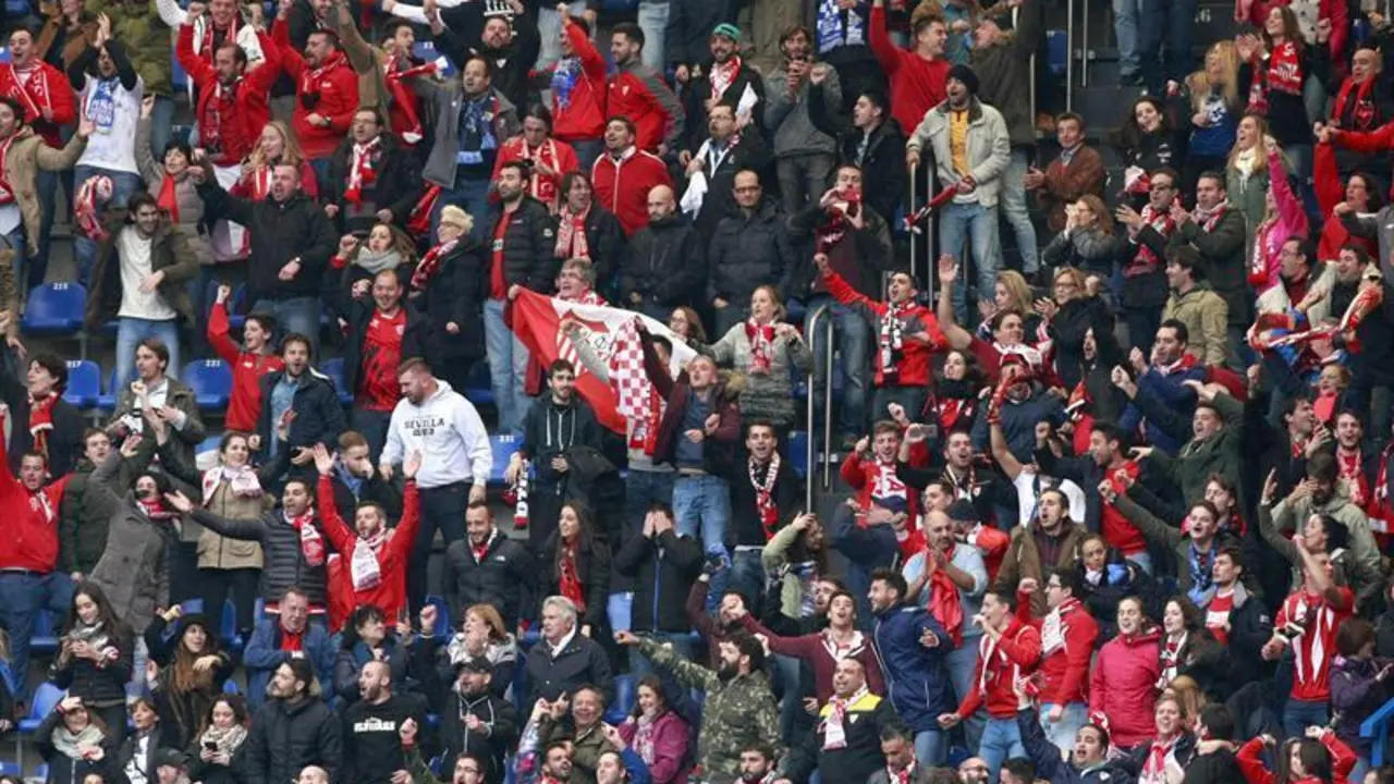 La afici&oacute;n sevillista lo celebra - EFE