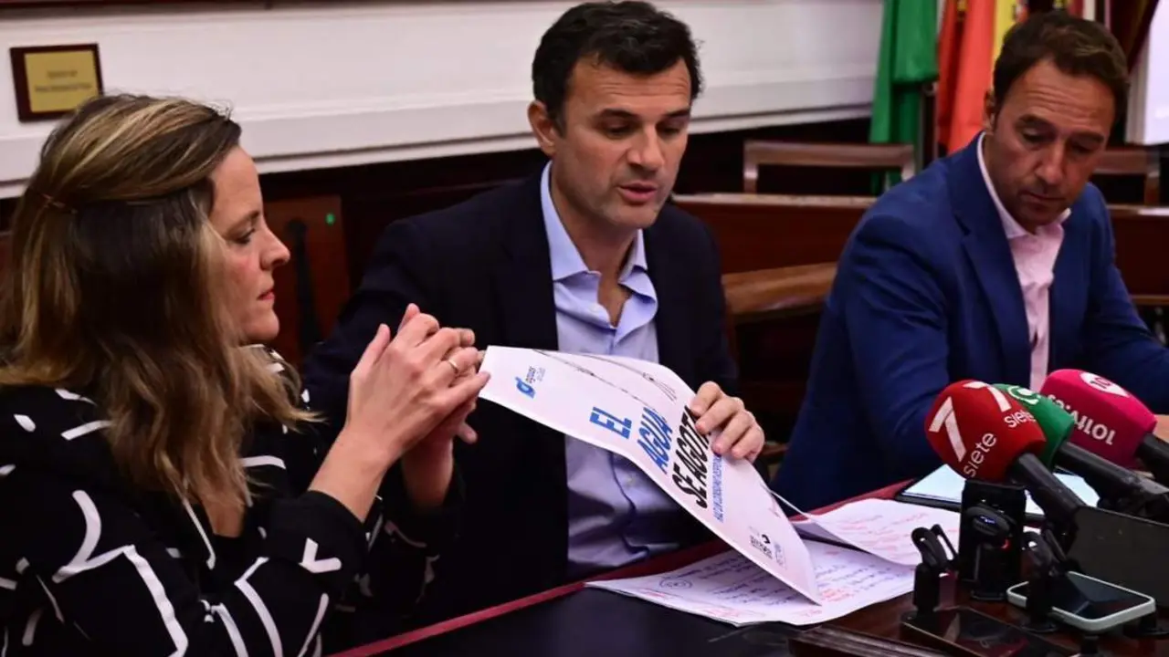 Bruno Garc&iacute;a, con el cartel que apela a ahorrar agua. - Eulogio Garc&iacute;a