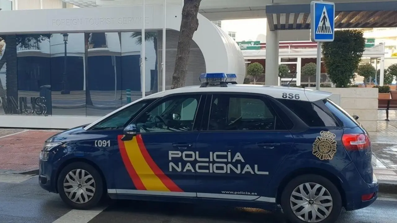 Un coche de la Polic&iacute;a Nacional en Marbella. - Polic&iacute;a Nacional