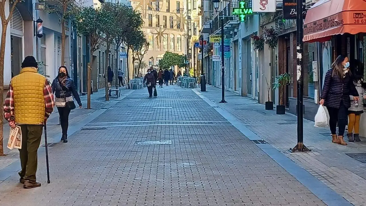 Ciudadanos paseando por una calle del centro de Huelva. - Europa Press