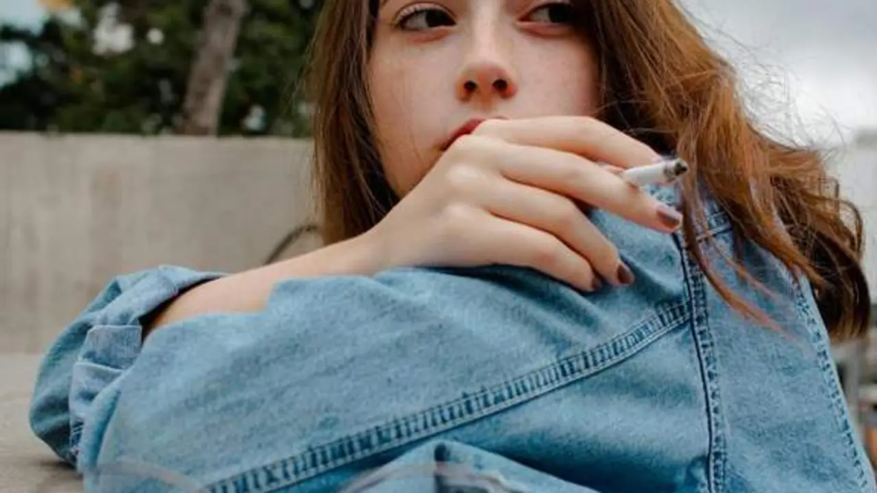 Joven con un cigarrillo. - Pexels - Foto de Marcelo  Moreira 