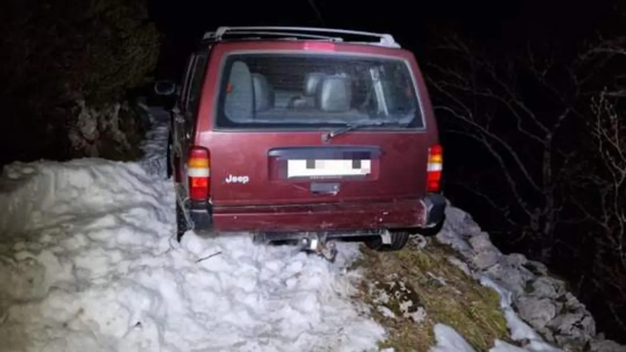 Coche atrapado en una pista forestal por la nieve. - Gobierno