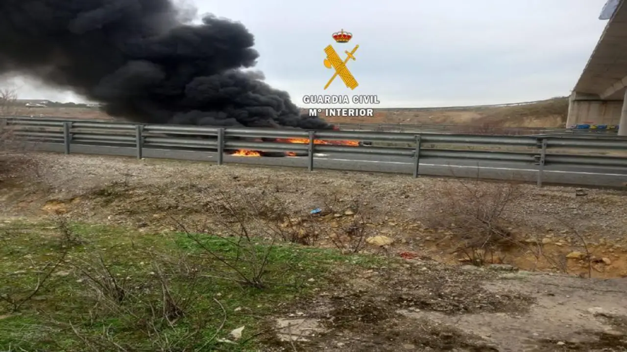 Investigan una persona por quema de neum&aacute;ticos y madera en la autov&iacute;a. - GUARDIA CIVIL