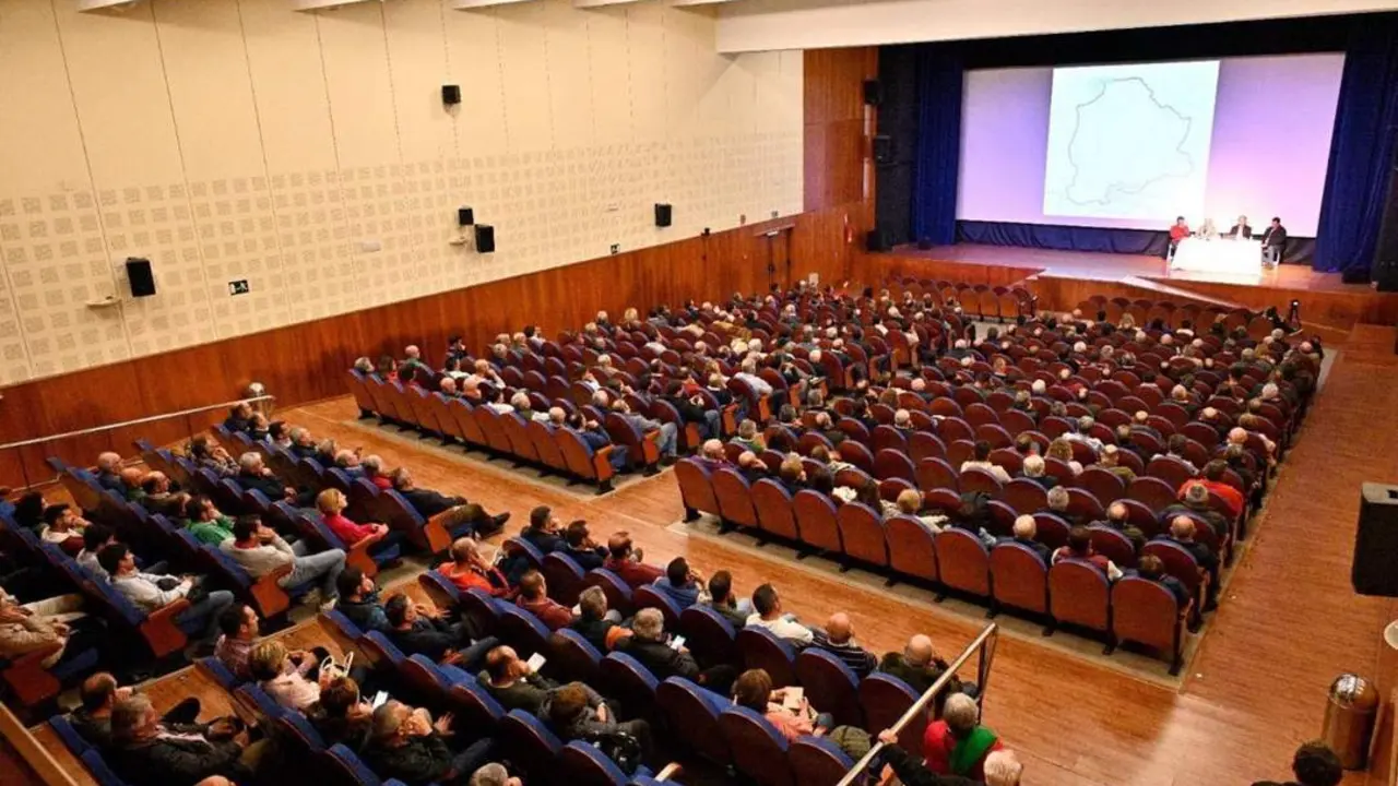 Encuentro organizado por agricultores en el Cine Teatro Mar&iacute;a Bellido. - F. SALAS