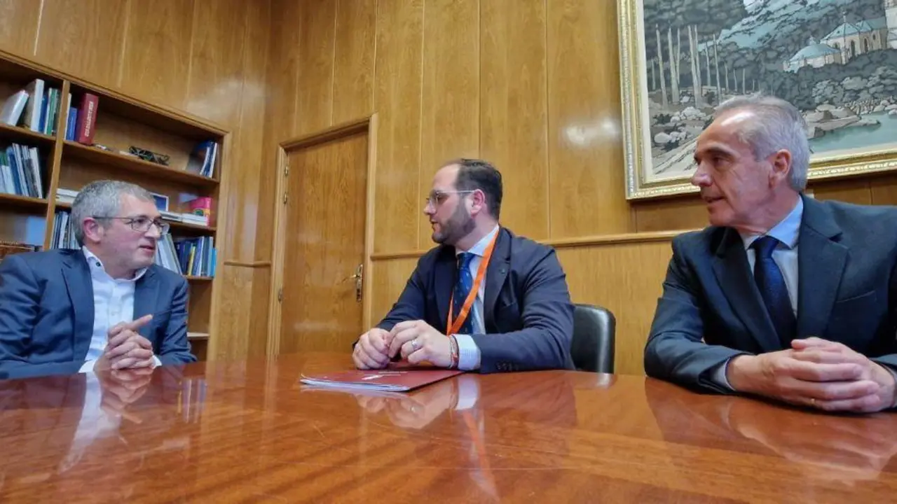 Vaca, en Madrid con el secretario de Estado de Medio Ambiente. - AI