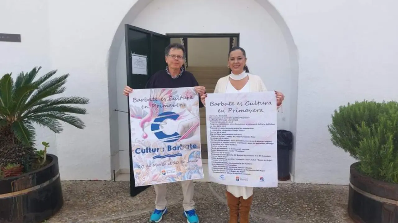 Ana Valencia presenta el programa cultural. - 